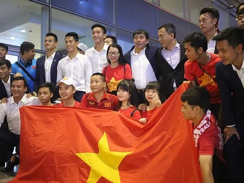 Ít fan chào đón, tuyển thủ U20 Việt Nam đội mũ cối ngày về