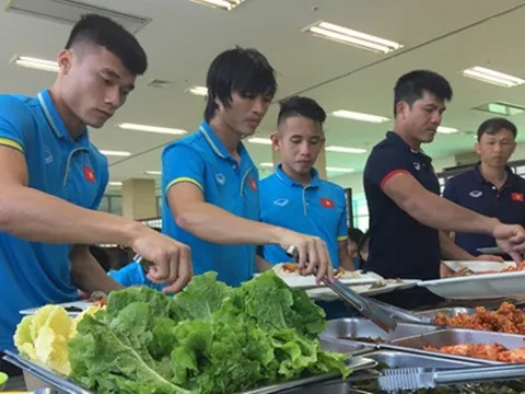 U22 Việt Nam hài lòng với bữa ăn thịnh soạn nhất từ ngày sang Hàn Quốc