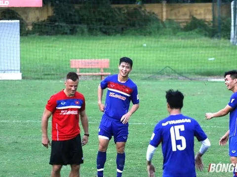 Công Phượng và các đồng đội cười thả ga sau buổi tập nặng