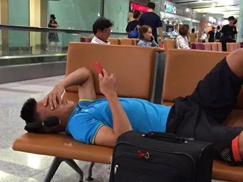 U22 Việt Nam vạ vật tại ghế chờ sân bay vì hãng delay 2 tiếng