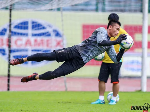 Tiến Dũng khổ luyện trên sân tập chờ ngày bắt chính tại ASIAD 2018