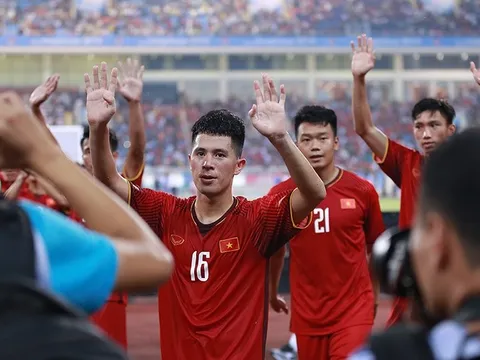 Cầu thủ U23 Việt Nam trèo rào ăn mừng điệu viking cùng CĐV