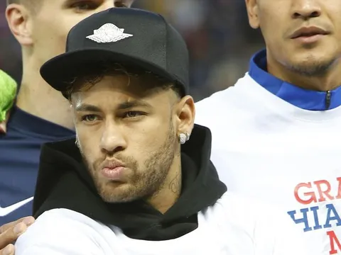 Neymar sẽ đến Real vì... 'mẹ đặt đâu con ngồi đó'?