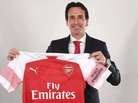 Unai Emery ngượng ngùng cầm trên tay chiếc áo của Arsenal