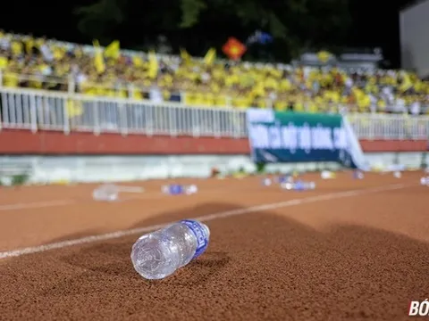 CĐV SLNA thi nhau ném chai nước suýt làm hỏng trận đấu