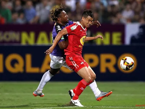 V-League: Chuyện về mặt sân ruộng cày và giấc mơ... Ngoại hạng
