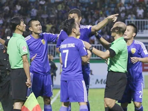 V-League thành giải làng: Giữ ghế xong rồi tính!