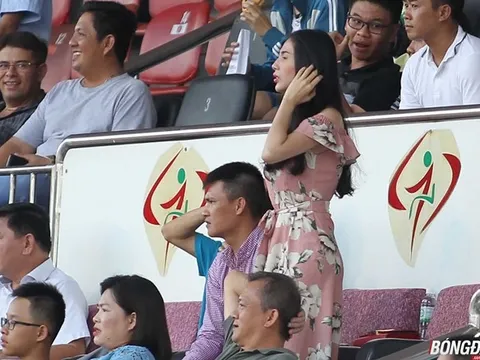 Thuỷ Tiên rạng rỡ trên khán đài trong ngày Công Vinh được tri ân