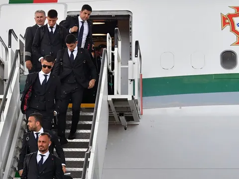 Cầu thủ World Cup 2018 mặc suit bảnh bao thế nào ở sân bay?