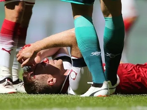Va chạm đáng tiếc, Mertesacker đổ máu vì Chelsea