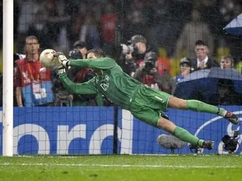 Van der Sar làm nản lòng các chân sút Chelsea
