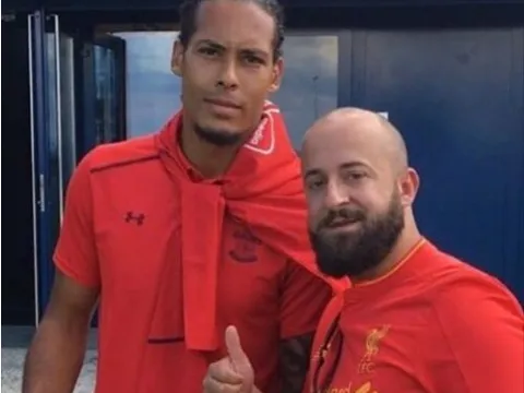 Van Dijk chụp ảnh với fan Liverpool, tiếp bước Salah?