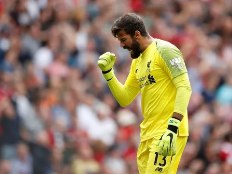 Van Dijk khẳng định Alisson chẳng 'ngồi chơi' trong khung thành