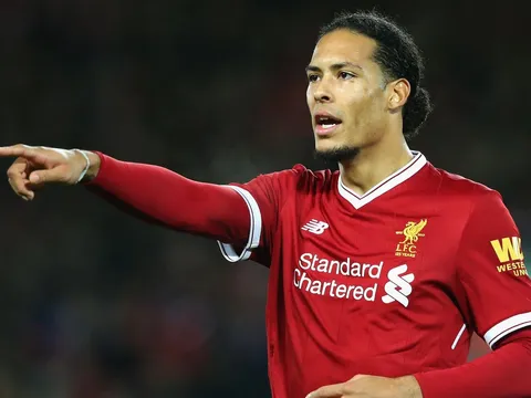 Van Dijk 'nắn gân' đồng đội trước đại chiến với Man City