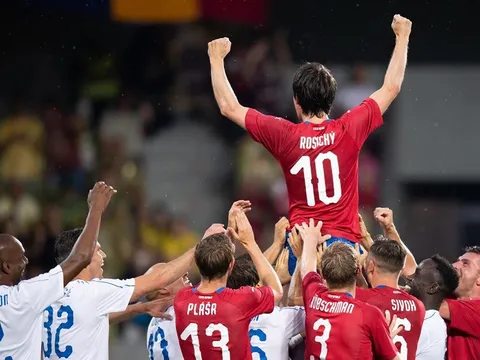 Van Persie, Fabregas tái hợp trong trận cầu tri ân Rosicky
