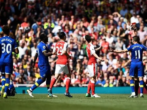 Vào bóng ngu ngốc, Koscielny khiến Arsenal gặp khó