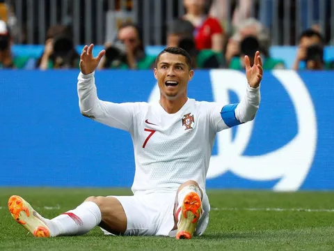 Ngã đẹp, Ronaldo đòi trọng tài sử dụng VAR