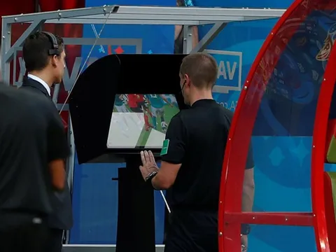 VAR làm tăng độ chính xác của trọng tài, không phải số quả phạt đền