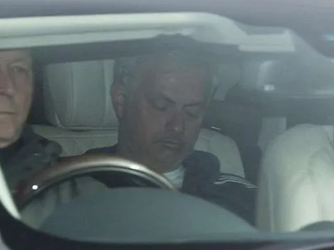 Vắt óc hạ Man City, Mourinho ngủ gà ngủ gật đến sân tập Man Utd