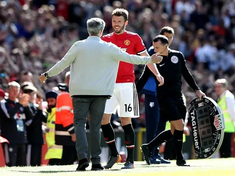 'Vẽ' cầu vồng tại Old Trafford, Carrick lập công đầu giúp Man United giành thắng lợi