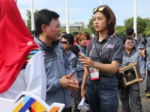 Vẻ đẹp mong manh của nữ phóng viên Thái Lan