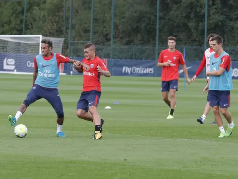 Verratti 'bở hơi tai' theo kèm Neymar trong buổi tập của PSG
