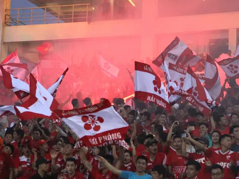 CĐV Hải Phòng đốt pháo sáng, VFF phạt kịch khung 70 triệu đồng