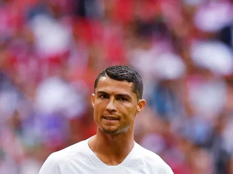 Huyền thoại Lineker đáp trả hoàn hảo với nhận định 'Messi giỏi hơn Ronaldo'
