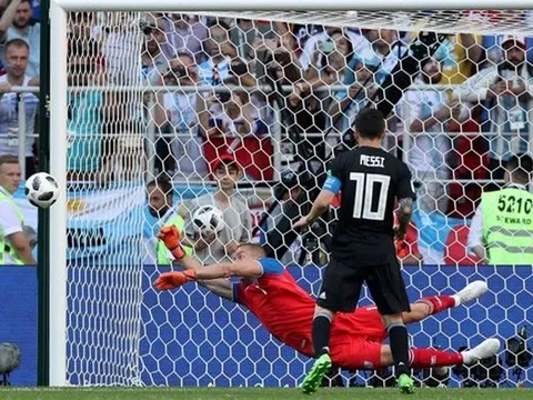 Vì sao Ronaldo bị đổ lỗi cho việc Messi đá hỏng phạt đền?