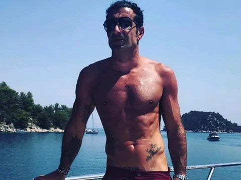 Vi vu Croatia, Figo không quên khoe body chuẩn mực trên du thuyền