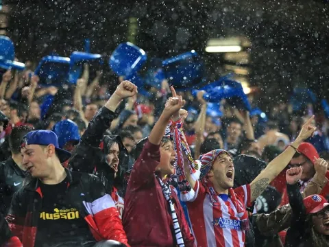 Vì sao CĐV Atletico tháo ghế mang về nhà?