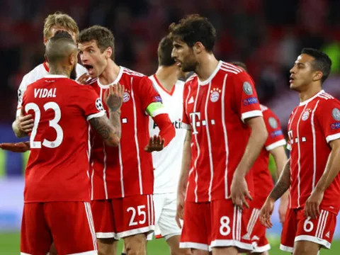 Vidal 'thèm' thẻ đỏ, Muller lớn tiếng dạy bảo