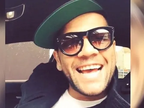 Dani Alves câu like bằng cách hát hò