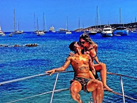 Vợ chồng Firmino "khóa môi" lãng mạn tại thiên đường hạ giới
