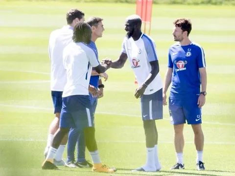 Vừa bước ra sân tập, Bakayoko đã ghi "điểm 10"
