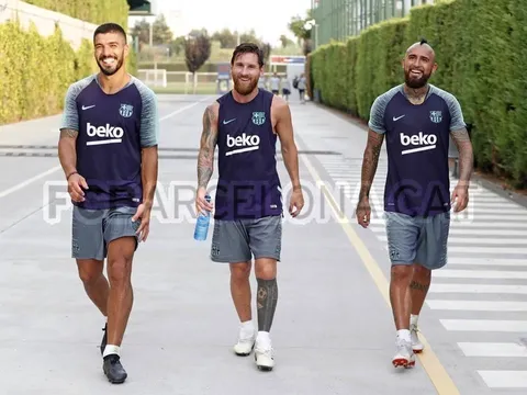 Vừa cập bến Barca, Vidal ngay lập tức 'chào hỏi' Messi, Suarez