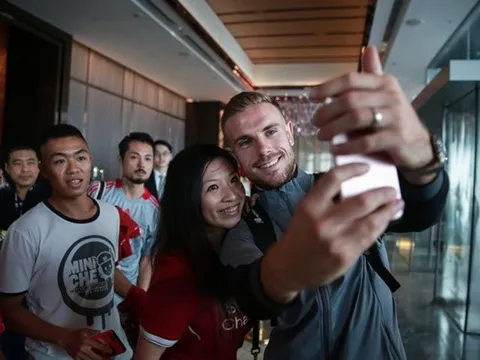 Vừa đặt chân đến Hong Kong, Liverpool đã được fan đón tiếp hùng hậu