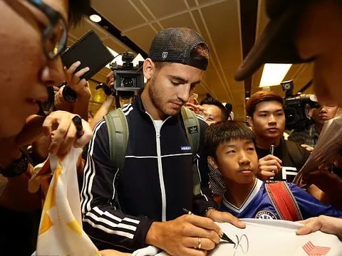 Vừa đặt chân tới Singapore, Morata bị fan cuồng vây kín