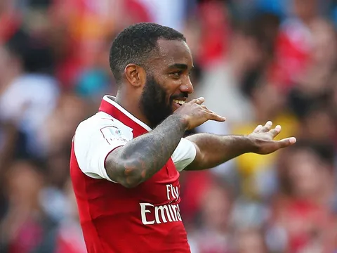 Vừa lập công, Lacazette đã dính ngay chấn thương