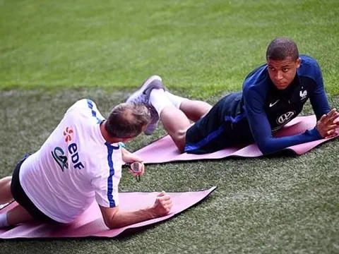 Vừa lên tuyển, Kylian Mbappe đã gặp vận đen