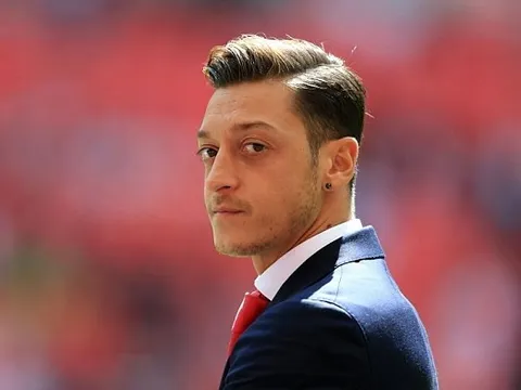 Vừa nâng Cúp, Wenger đã báo tin buồn cho CĐV Arsenal
