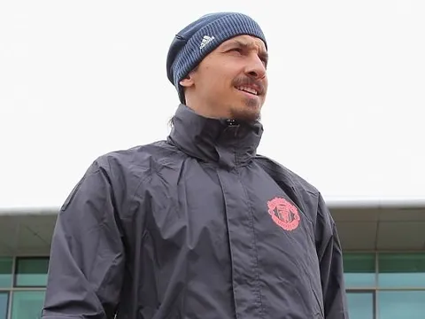 Vừa phẫu thuật xong, Ibrahimovic nhận "cú hích" từ Man Utd
