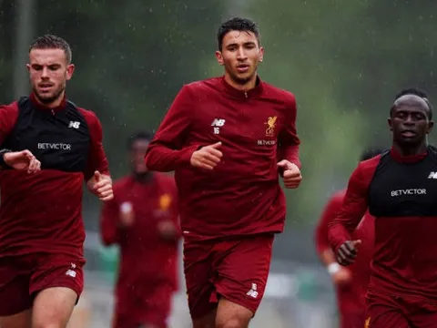 Vừa tới Đức, Liverpool đã vội 'đội mưa' lao vào tập luyện