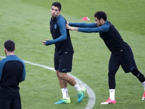 Vừa tới Juventus Arena, Suarez và Neymar đã lao vào 'ẩu đả'