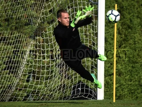 Vừa trở lại Barca, Stegen đã bay lượn như chim