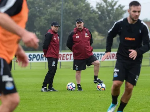 Vừa trở lại, Benitez đã khiến các học trò "khổ sở"