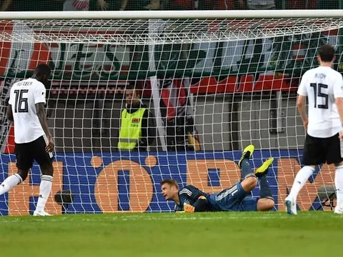 Vừa trở lại, Manuel Neuer bất lực nhìn đội bóng bị đánh bại