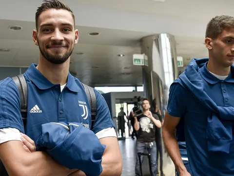 Vừa xong hợp đồng, De Sciglio đã tức tốc bay sang Mỹ hội quân Juventus