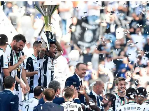 Vùi dập Crotone, tiệc lên ngôi của Juve càng thêm vui
