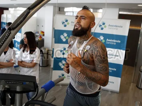 Vượt ải khó nhằn nhất, Arturo Vidal rạng rỡ ra mắt Barca